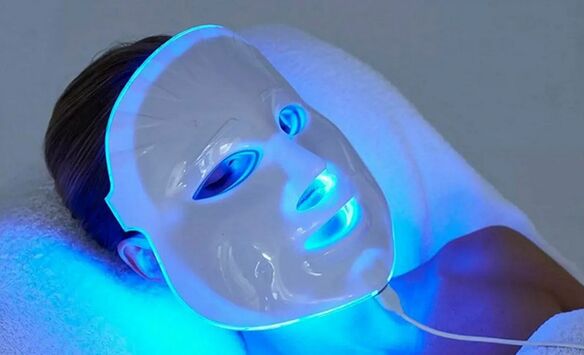 LED phototherapy treatment to combat age-related changes in the skin of the face