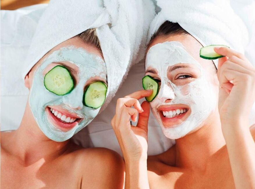 Cucumber mask to rejuvenate the skin of the face