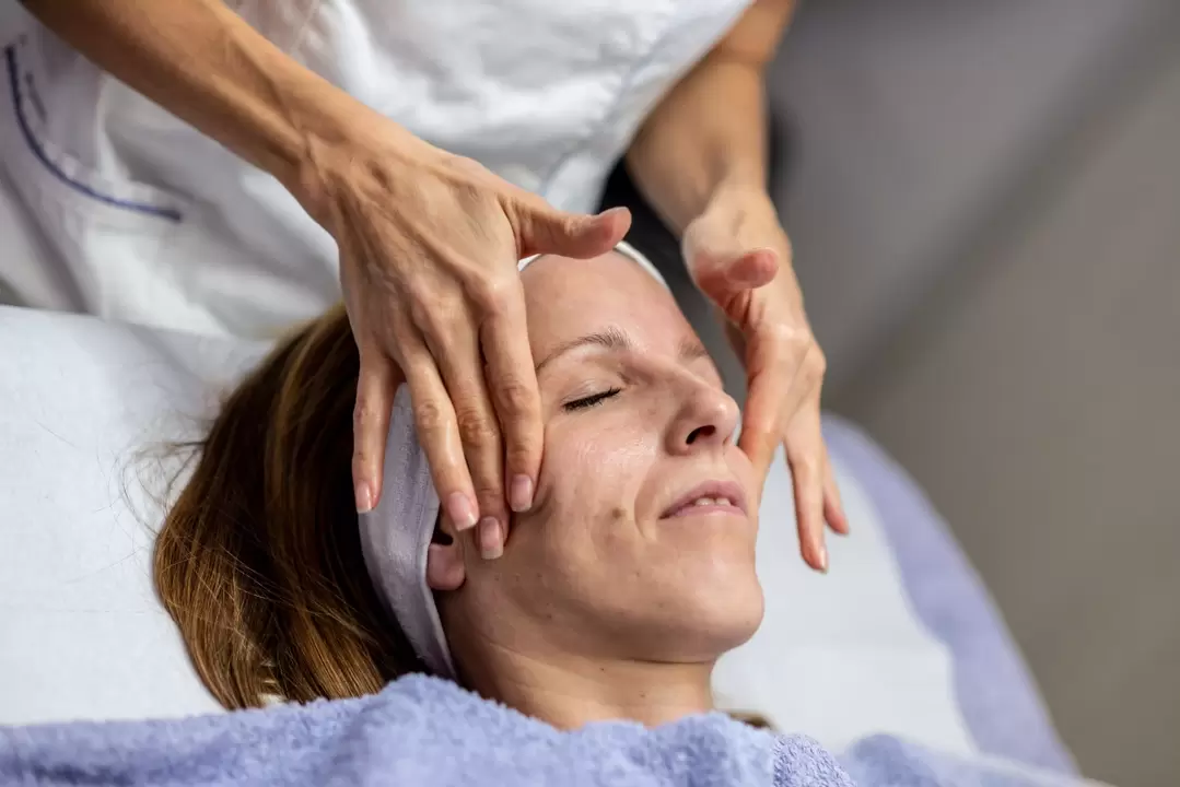 The beautician will decide which hardware rejuvenation technique to use based on the condition of the skin. 