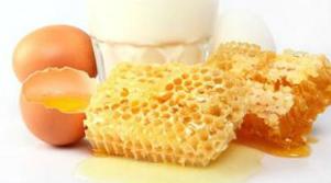 Egg and honey mask for the rejuvenation of the skin of the face