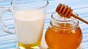 Kefir with honey for a rejuvenating hand skin treatment